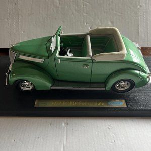 Road Legends 1:18 Die Cast Metal Collection Green Ford 1937 Convertable